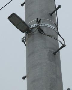 電柱に付けられているLED防犯灯の写真