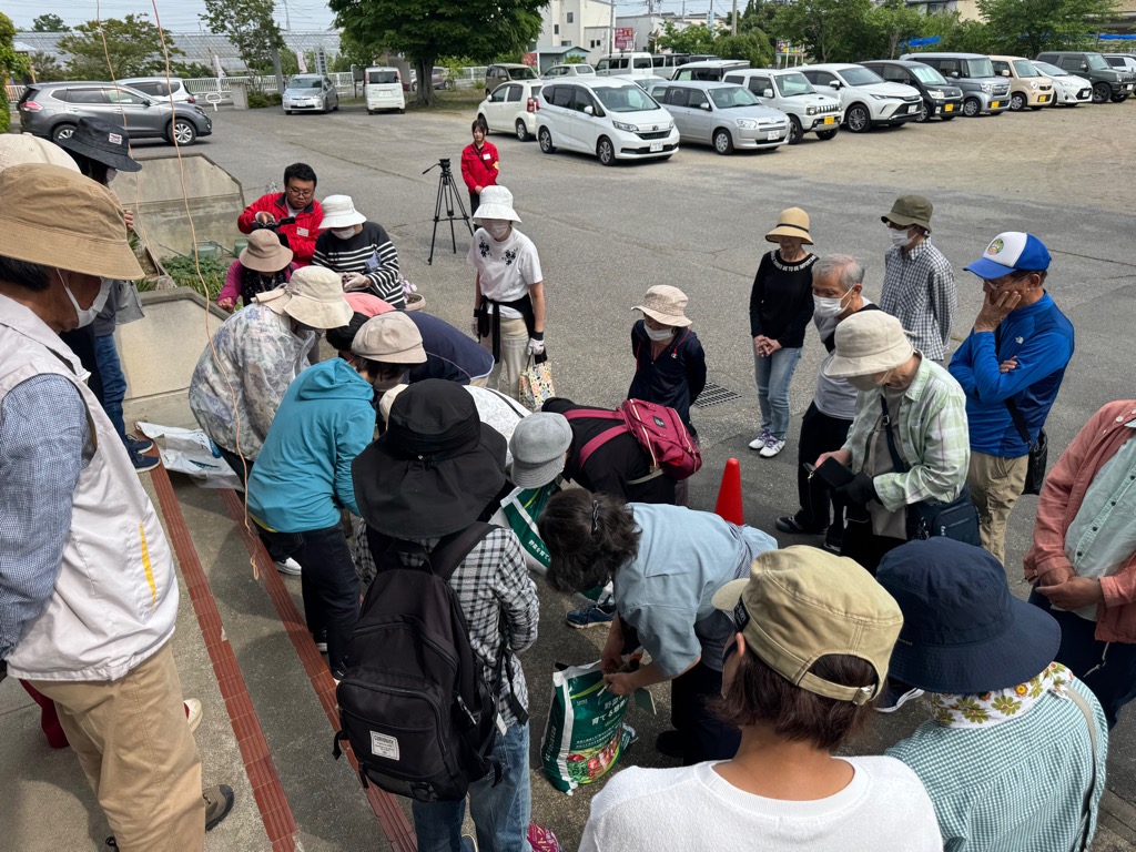 野菜用培養土、赤玉土(小粒)、堆肥、有機質肥料を混ぜ込む