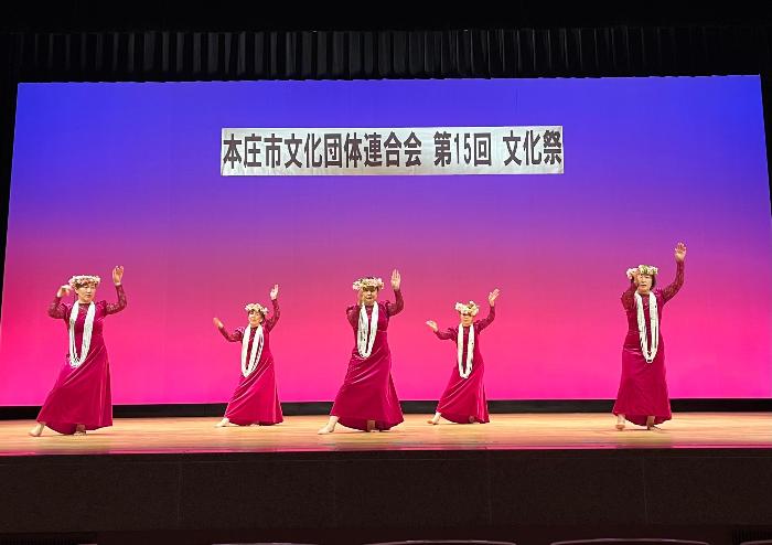 第15回本庄市文化団体連合会文化祭で舞台発表をするロコマイカイ児玉フラ