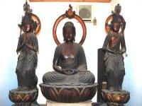 真ん中の阿弥陀如来像は座禅を組んでおり両脇の菩薩は立っている木造阿弥陀如来三尊来迎仏の写真