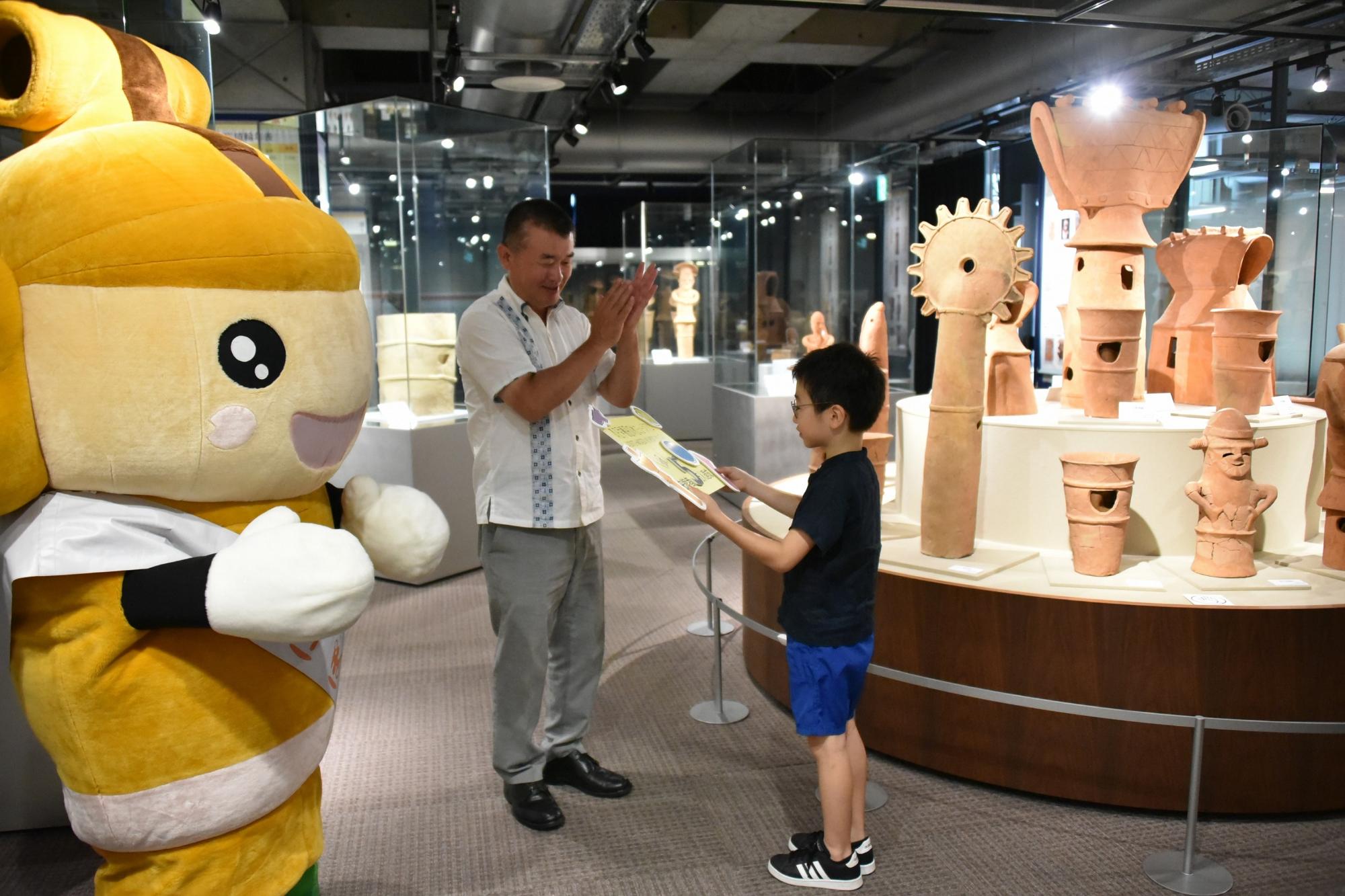 本庄早稲田の杜ミュージアム来館者5万人達成セレモニーの様子