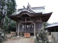 社殿の前に賽銭箱が置かれしめ縄が下がっている秋山十二天社社殿の写真