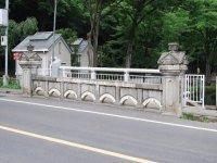 道路側から撮られて高欄部分の扇形が写っている賀美橋の写真