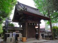 古い木造で瓦葺屋根の本庄金鑚神社大門の写真