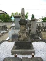 小笠原信之の墓を正面から写した写真