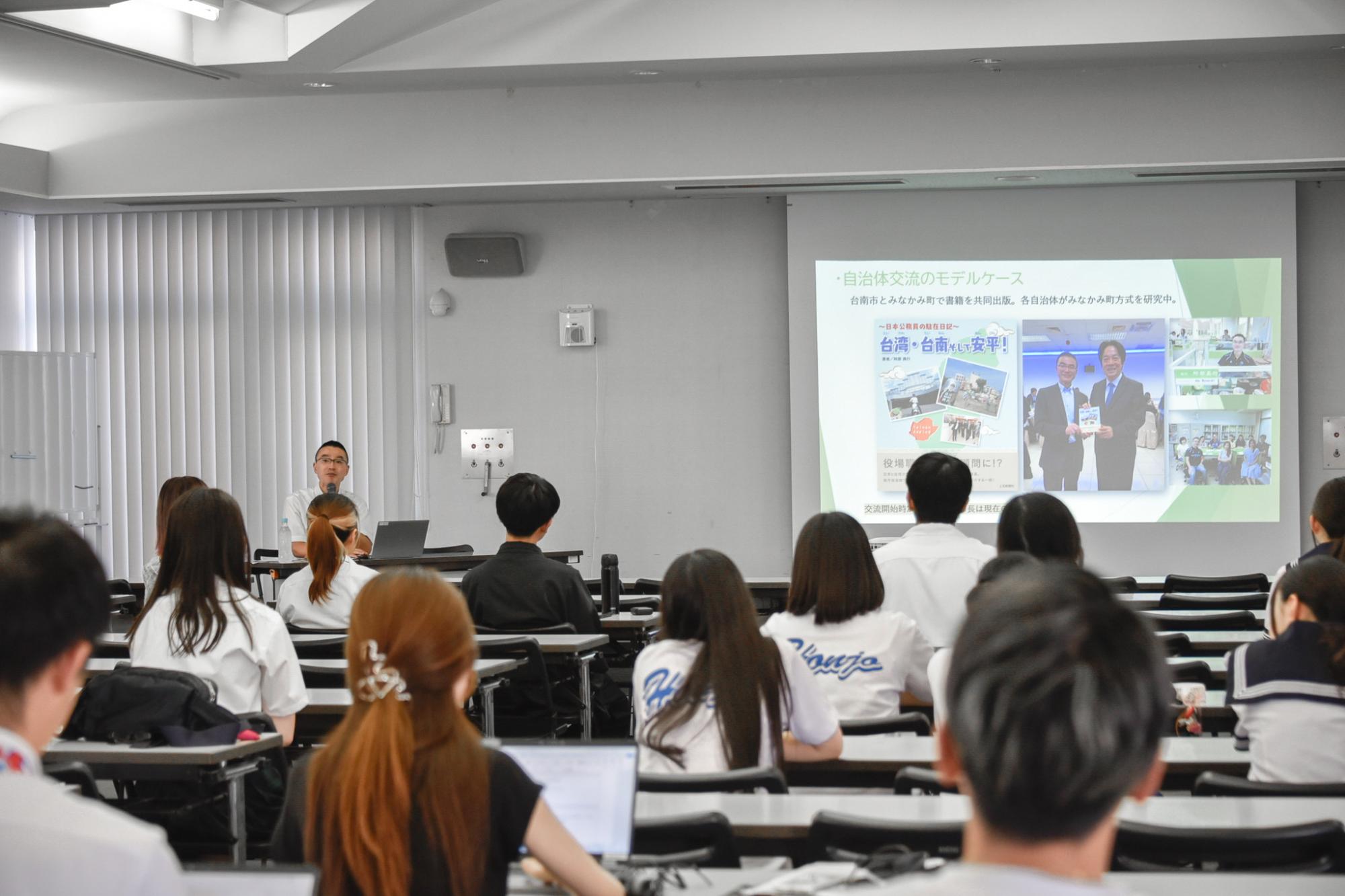 阿部さんの講演を聞く様子