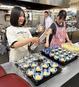 あおぞら食堂で提供する食事の準備をする様子