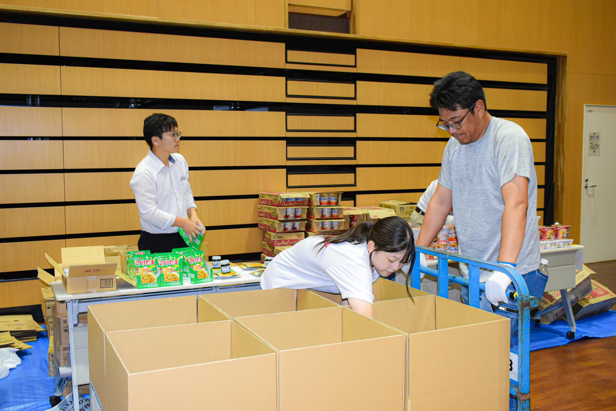 段ボールへの詰め込み作業