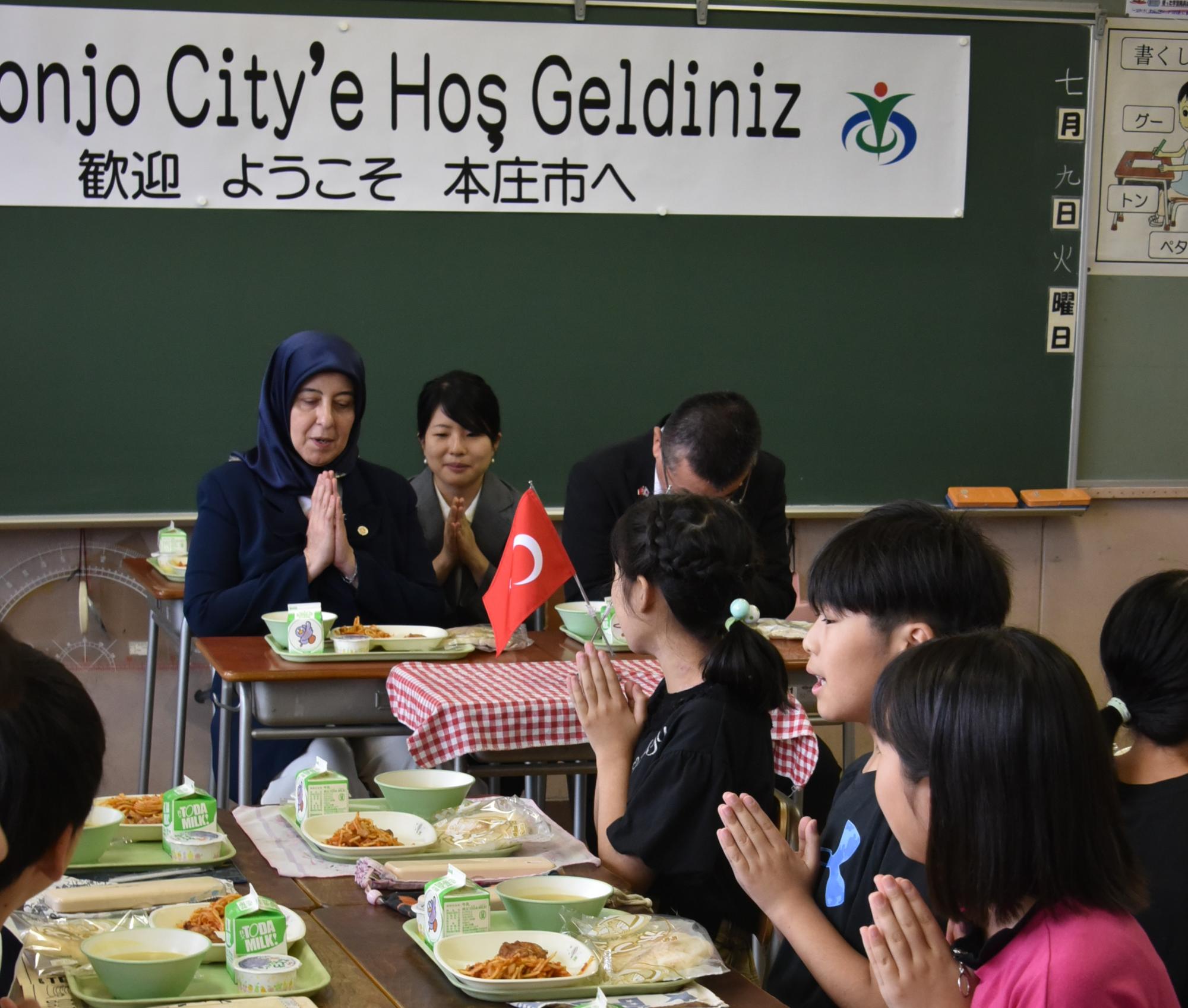 メルジャン大使夫人が学校訪問の様子