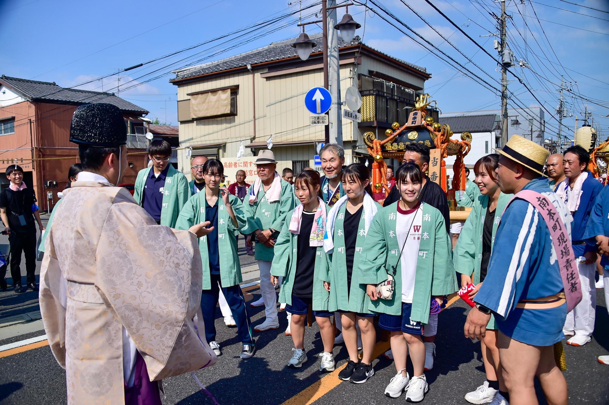 南本町自治会の皆さんと一緒に神輿の巡行前の神事に参加