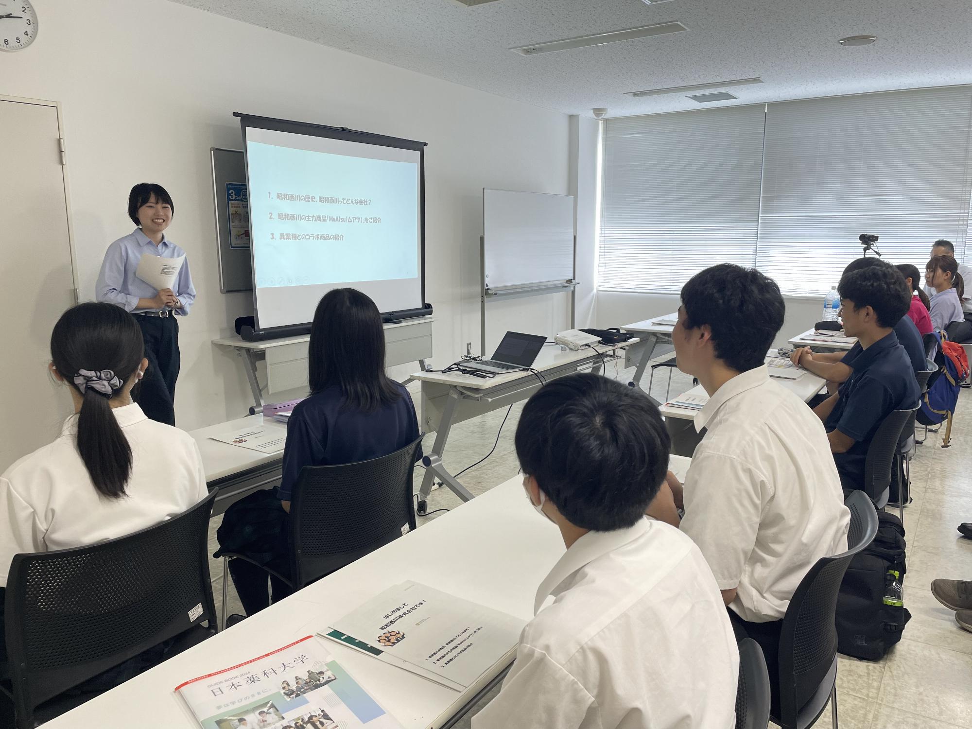 昭和西川株式会社から製品のレクチャーを受ける高校生