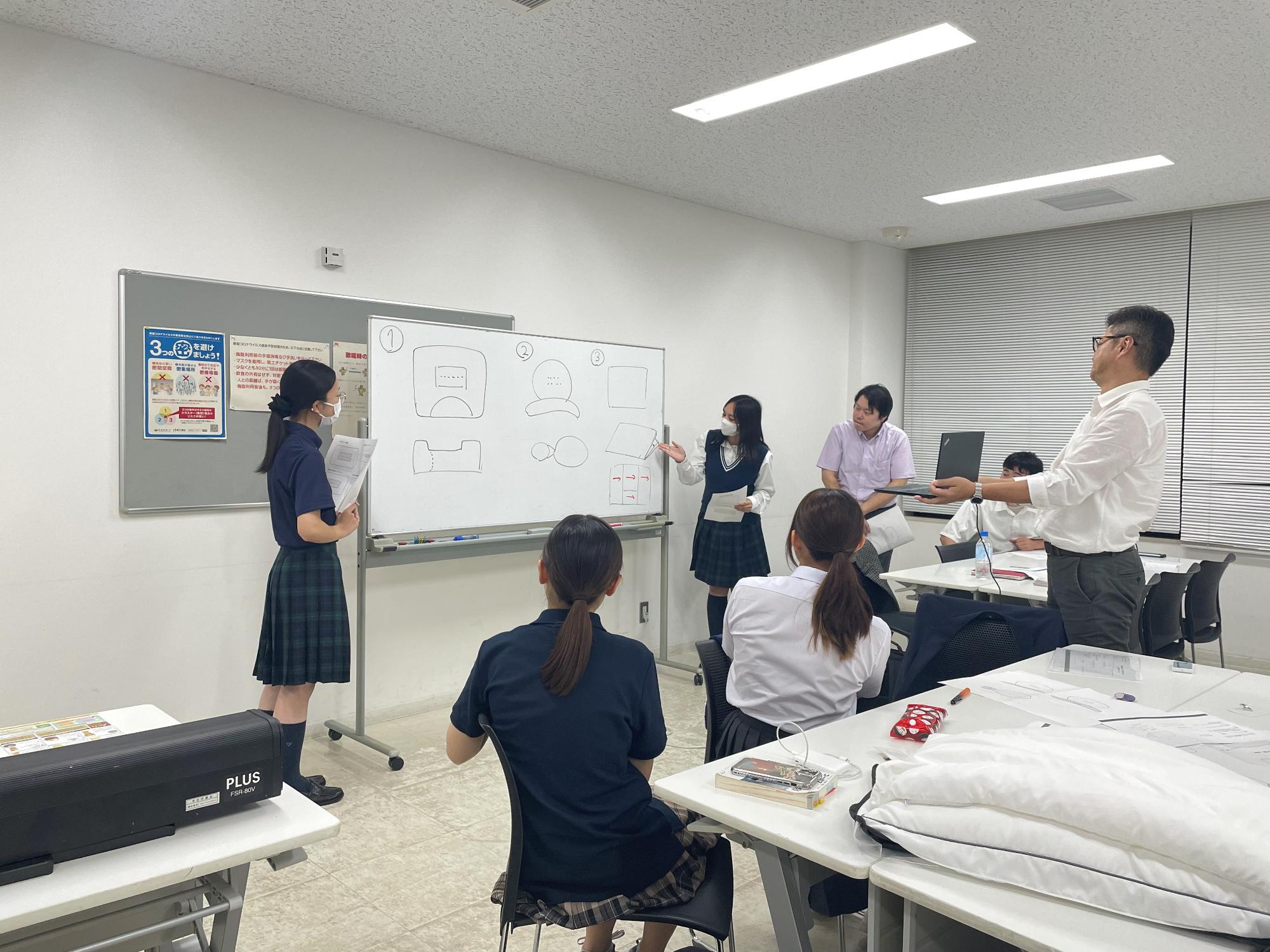 高校生と大学生がまくらの図案に対して意見交換をする様子