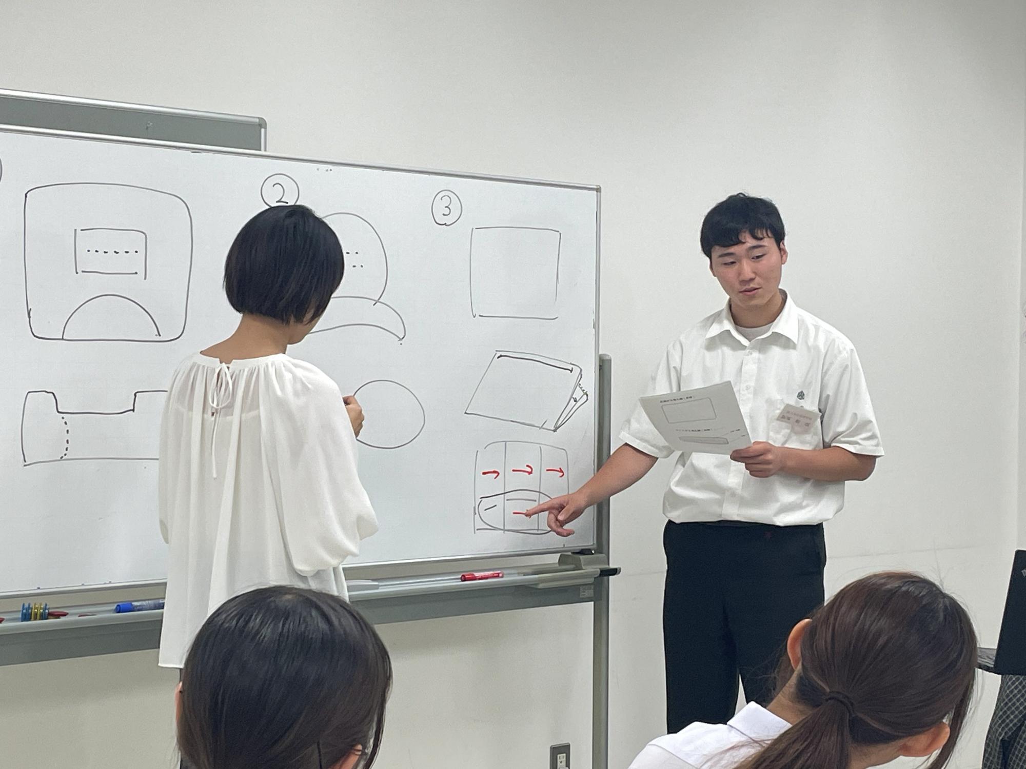 高校生と大学生がまくらの図案に対して意見交換をする様子