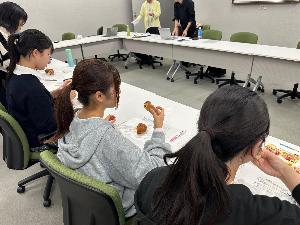 高校生が考えたパンの試食会