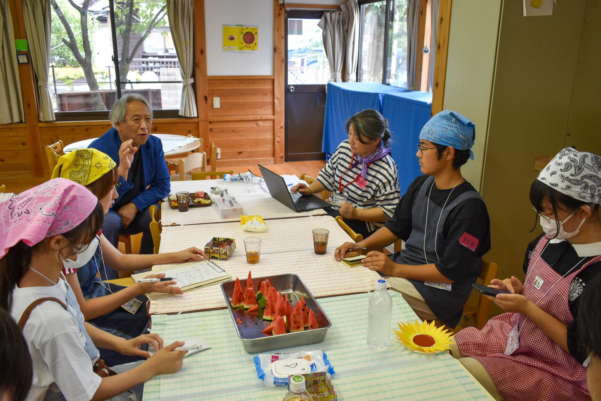 おしゃべり食堂で運営者の方と意見交換をする様子