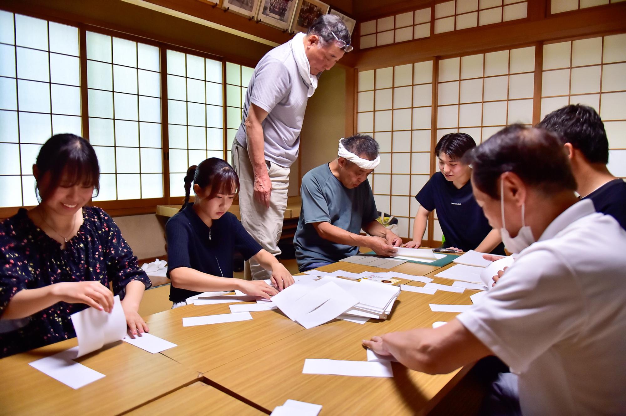 紙垂(しで)作りを体験する様子