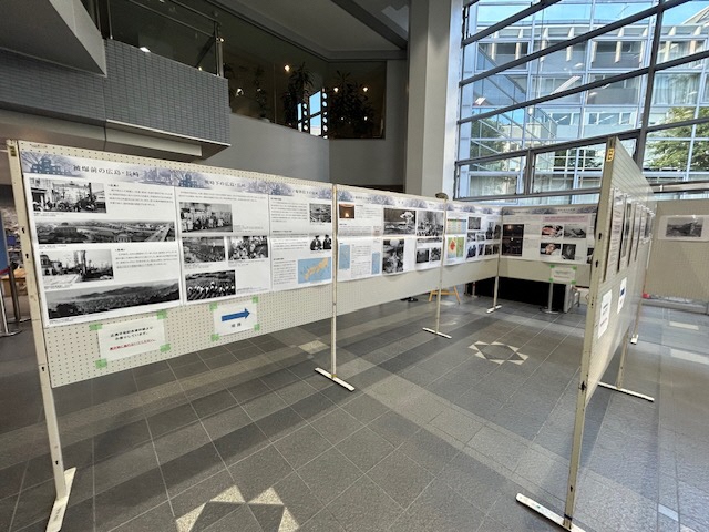 市民ホールに展示されたヒロシマ・ナガサキ原爆ポスターの写真