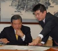 男性が川淵氏に本庄市を紹介している写真