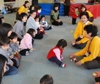 子育てサロンゆうゆうに参加している保護者と子供達、ボランティアの人たちの写真