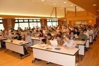 机に座って市民総合大学の講座を聞いている参加者の皆さんの写真