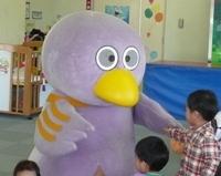 マスコットキャラクター「コバトン」と子供が触れ合っている写真
