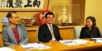 市長と映画づくり関係者の男性と女性が席に座り話をしている写真