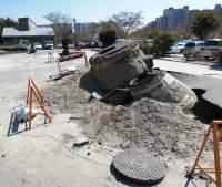 大震災の爪痕が残る道路の工事現場の写真