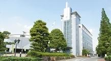 本庄市役所を写した外観の全体写真