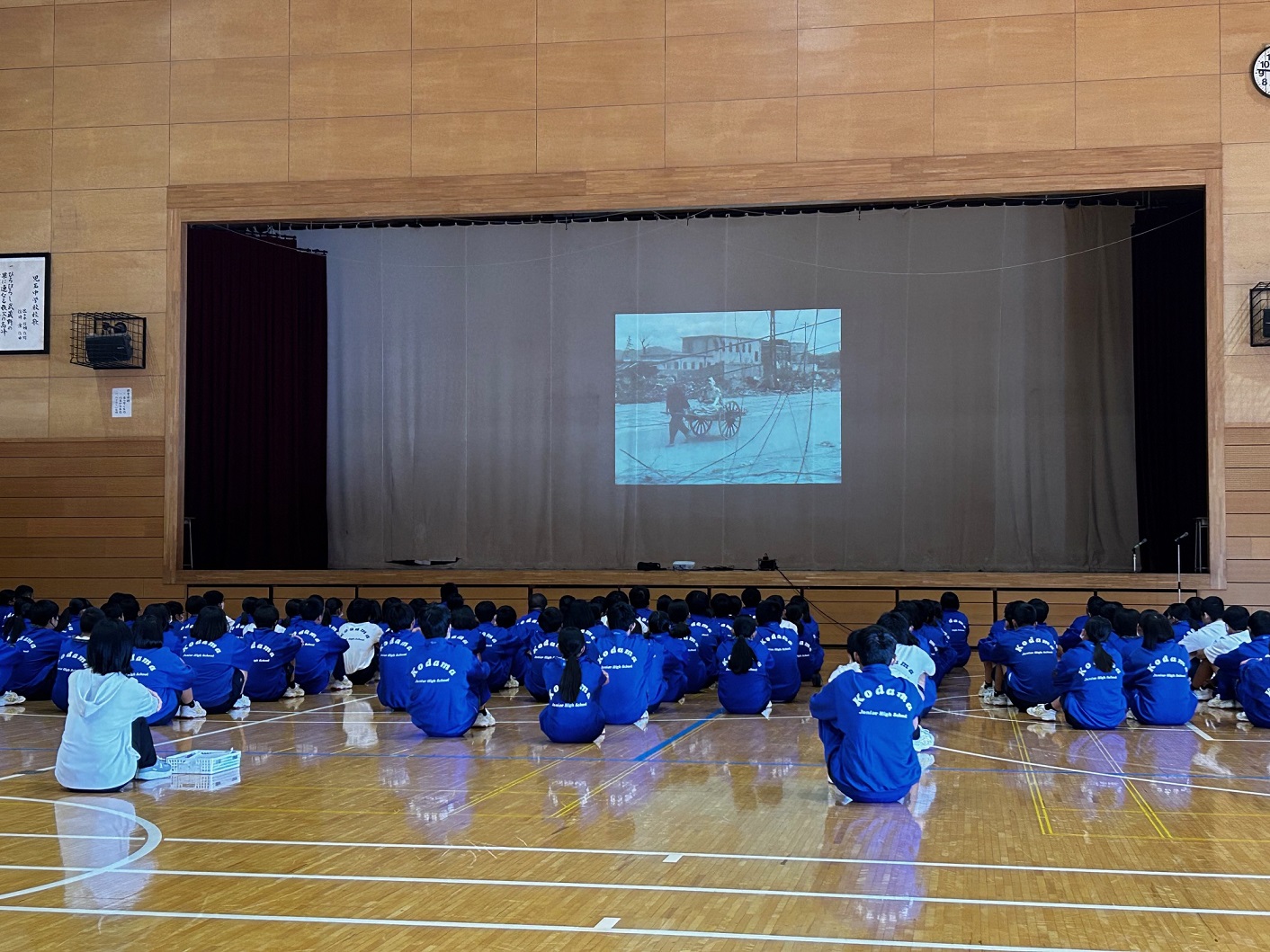 体育館で『ヒロシマ 被爆者からの伝言』を鑑賞する生徒たちの写真