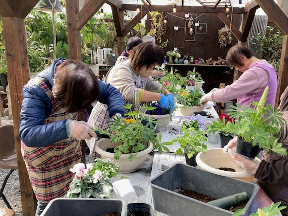 寄せ植え教室の様子