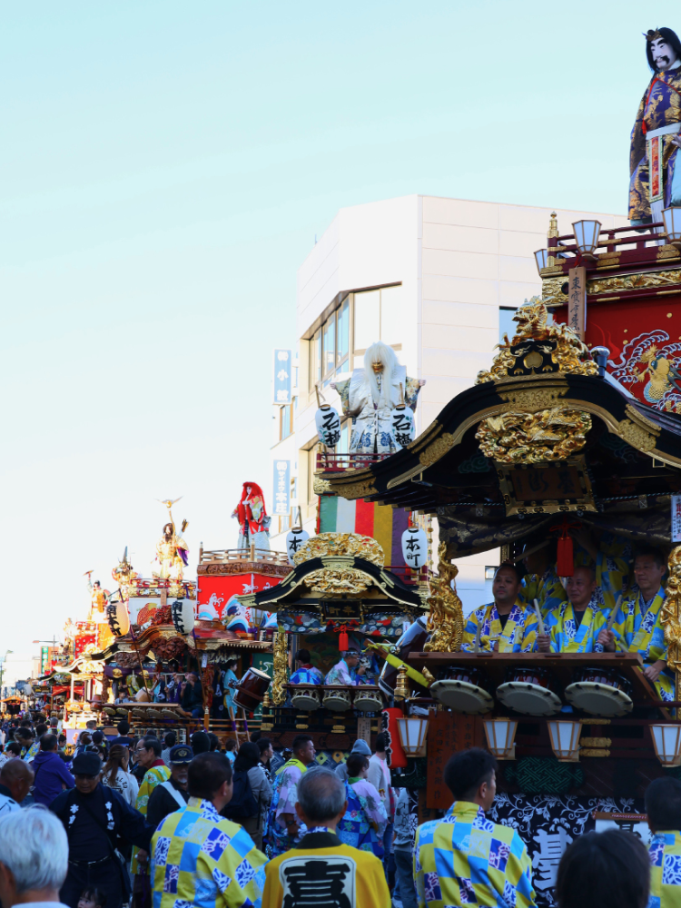 お祭りの様子 神輿が連なってまちを練り歩いている