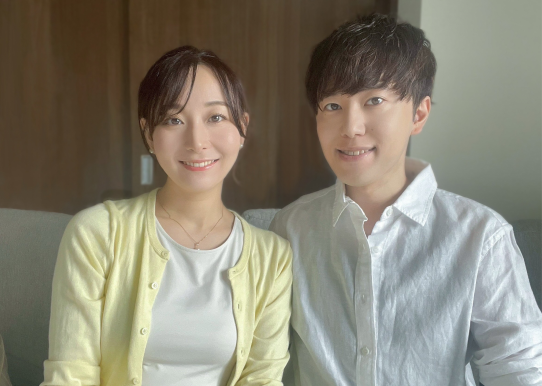 寄り添う笑顔の男性と女性