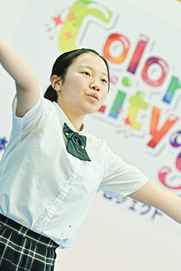 七高祭の様子 1人の女子高校生が手を広げパフォーマンスをしている