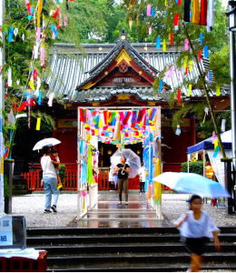 本庄七夕まつりの様子 雨が降る中神社に七夕飾りがある