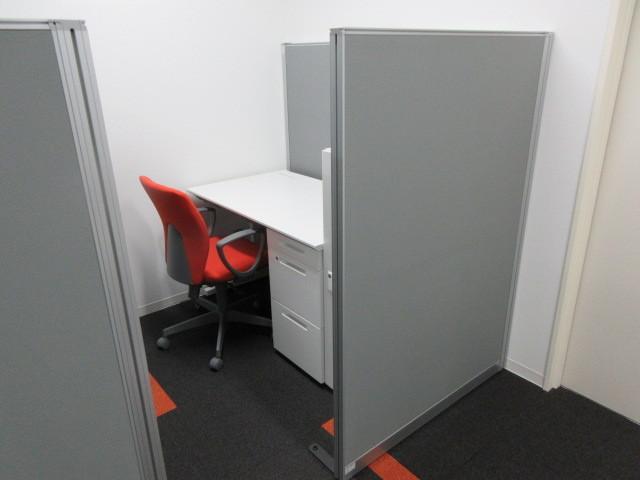 机といすが1組あり仕切られている専用スペースの写真