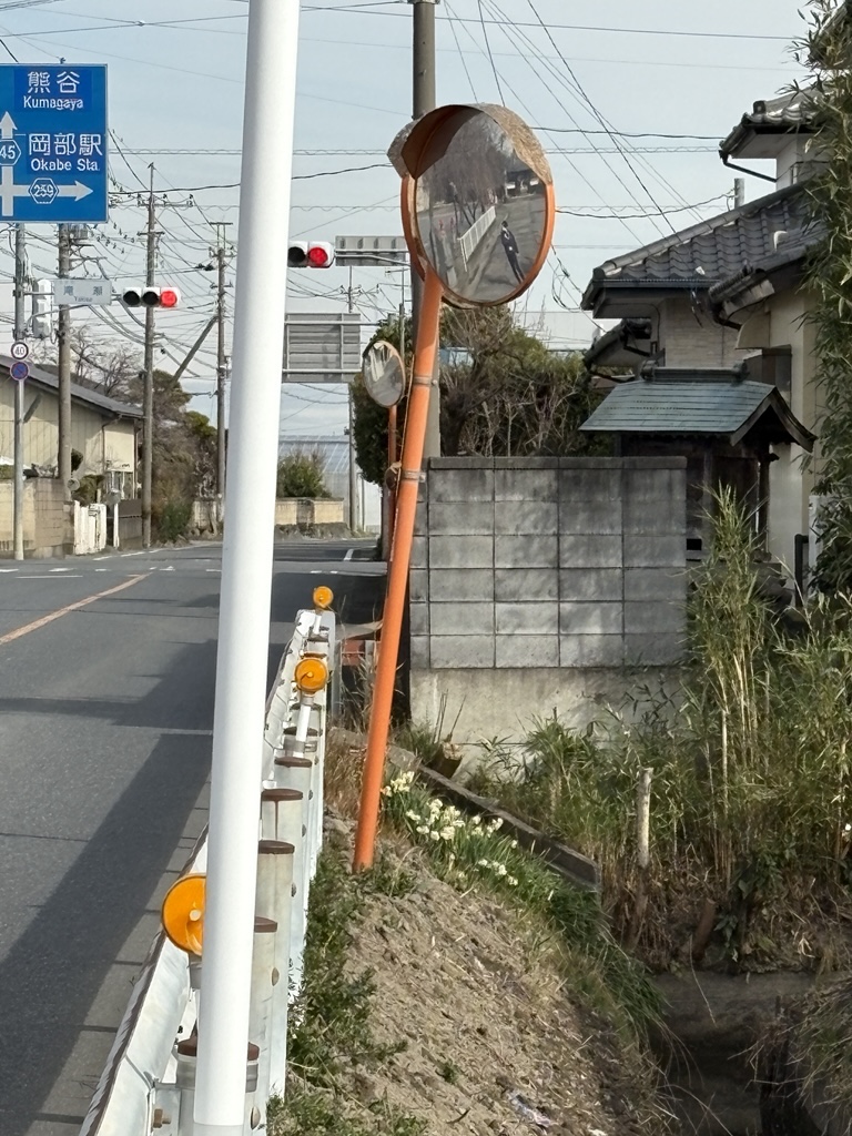 （基礎から傾いている）