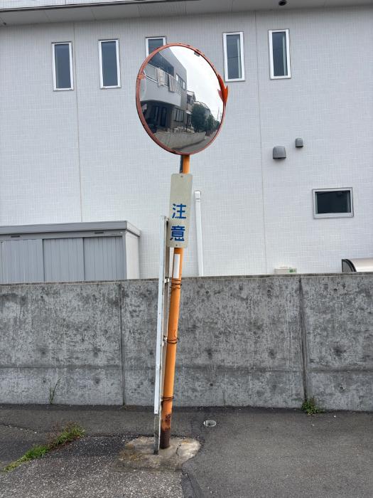 傾いてる