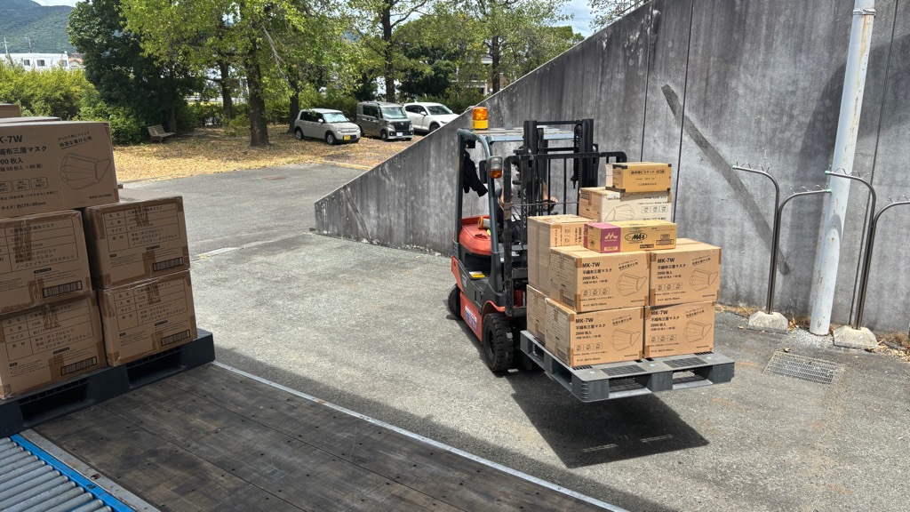 現地での荷下ろしの様子