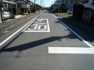 道路に書かれたゾーン30標示の写真