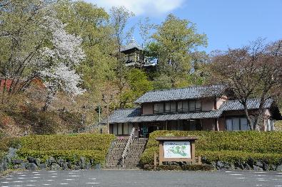 駐車場から見た観光農業センターの外観