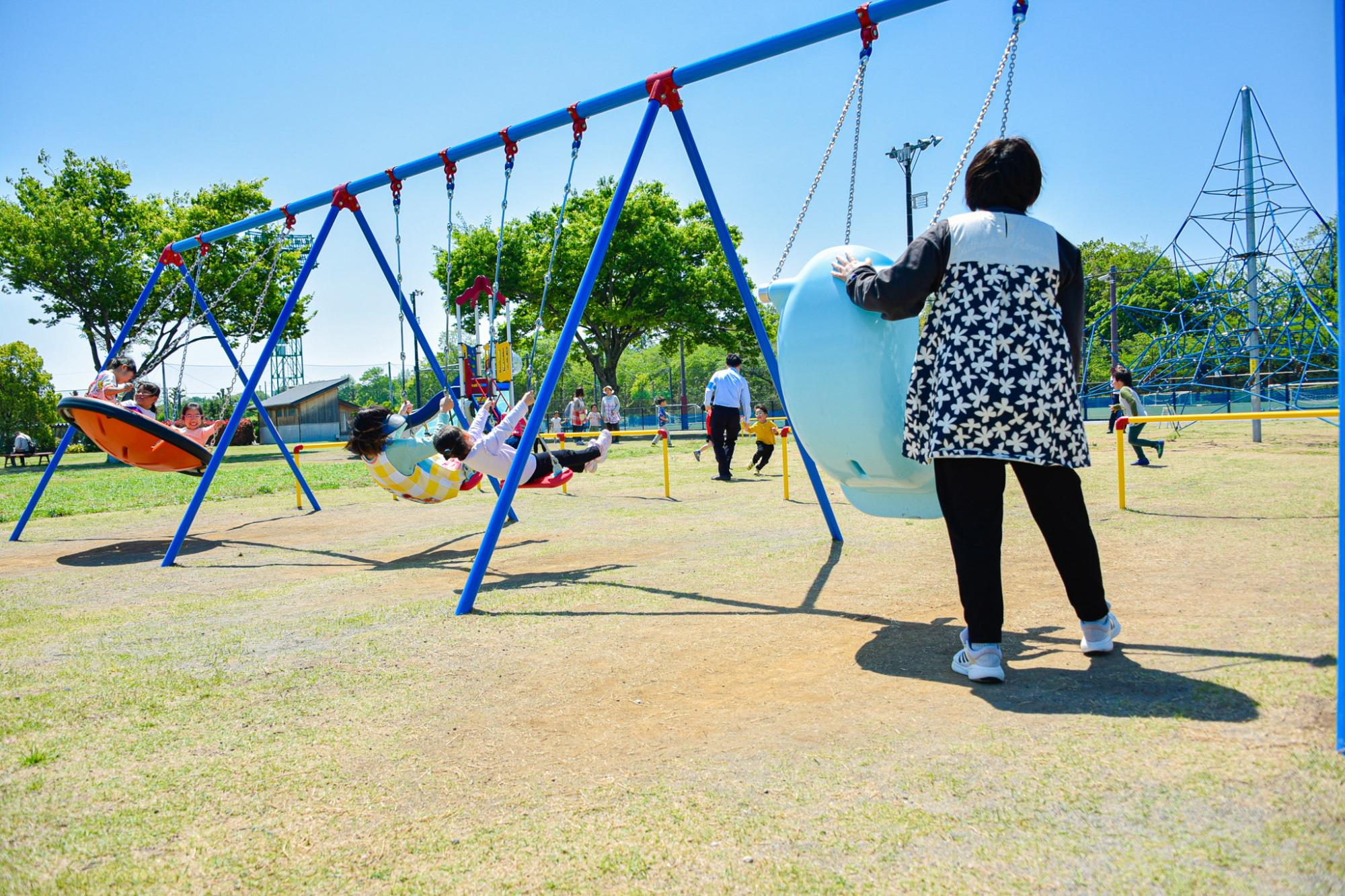 インクルーシブブランコで遊んでいる様子の写真
