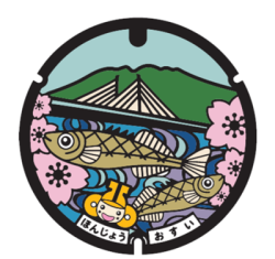 2匹の魚とはにぽん、桜の花と山が描かれているマンホールのデザイン画像