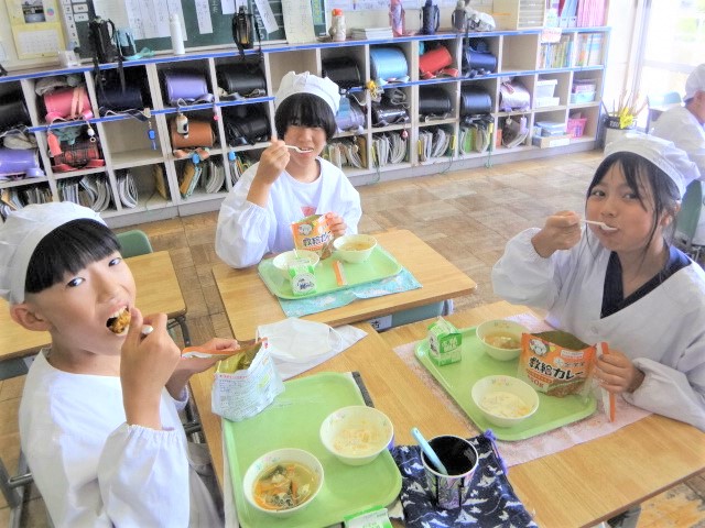 給食の様子1