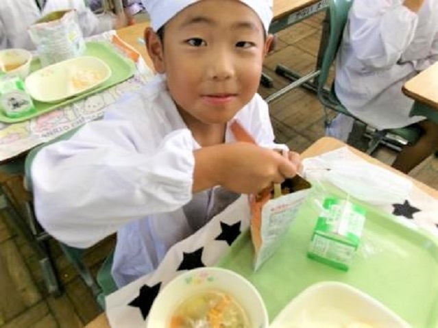 給食の様子3