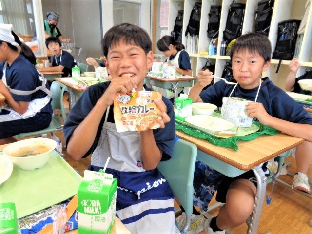 給食の様子4