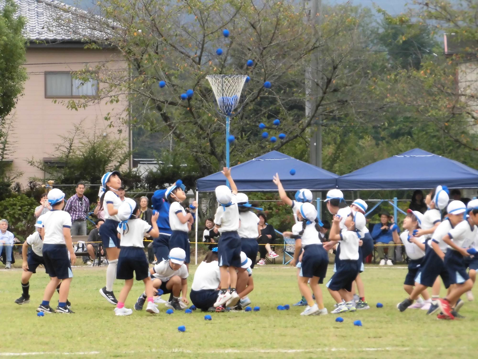 秋平小1.2.3年生チェッコリ玉入れ