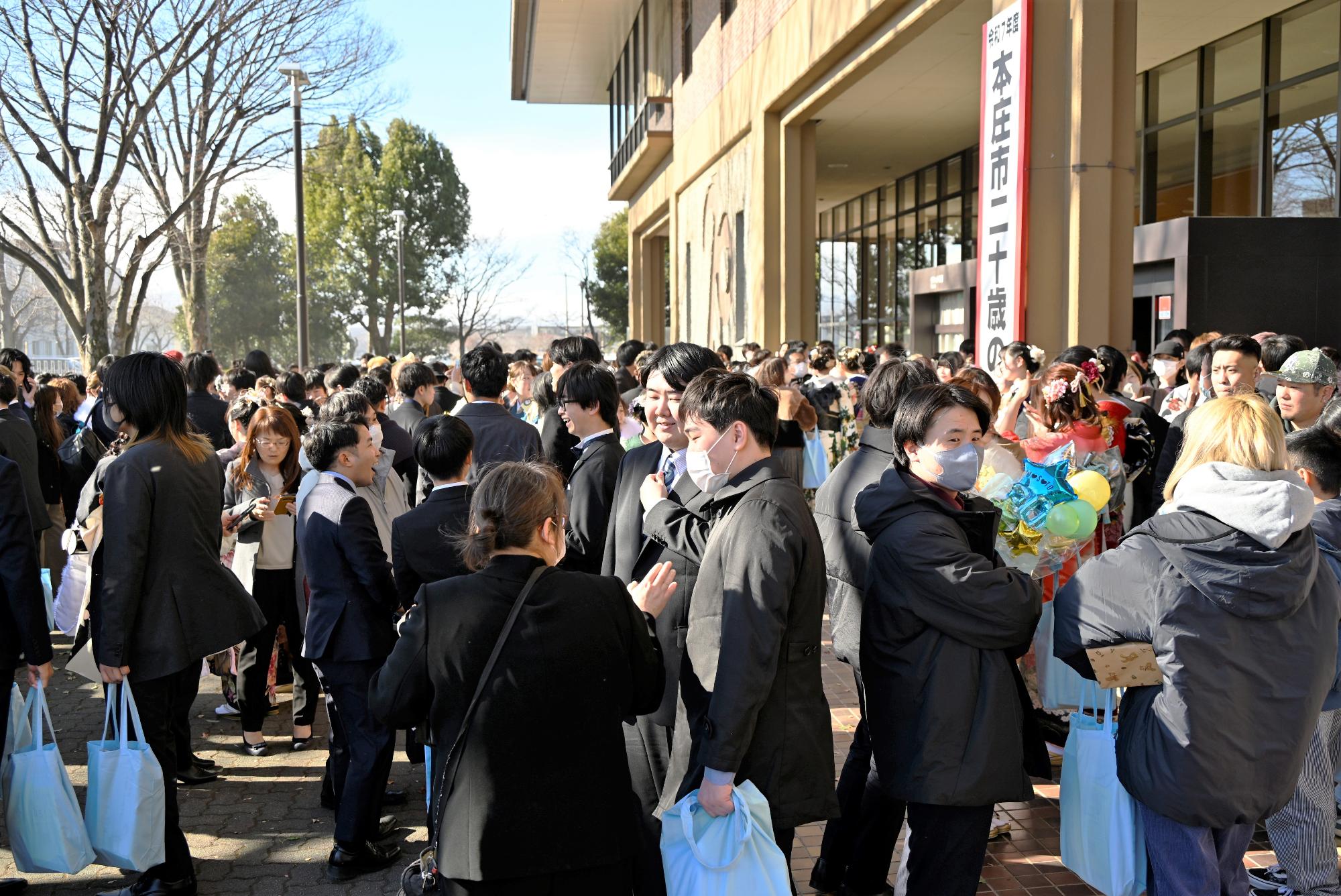 会場入り口にて