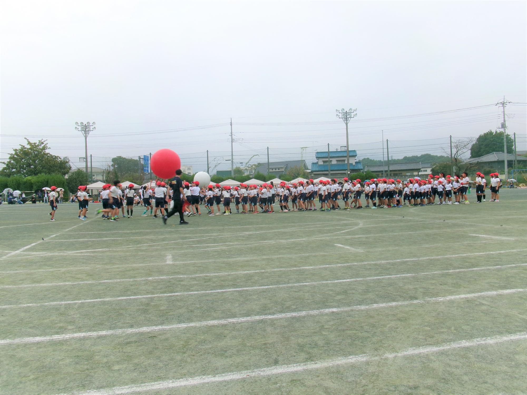 金屋小全学年大玉送り
