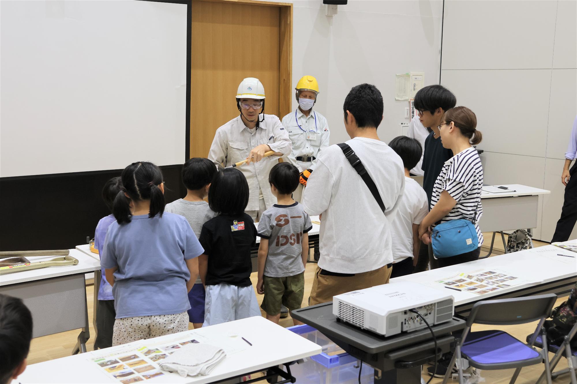 文化財整理室見学ツアーの様子