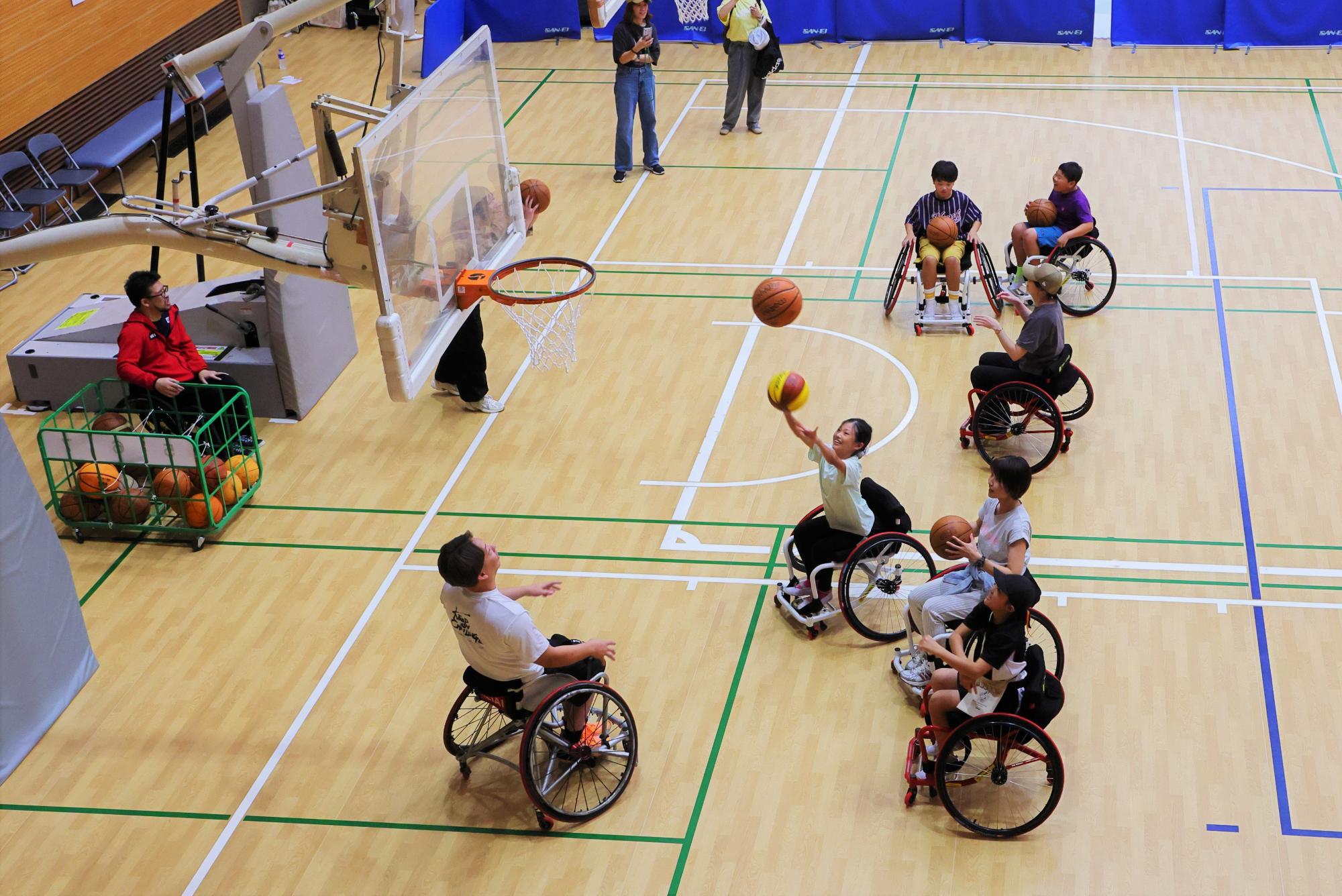 車いすバスケットボール体験コーナー